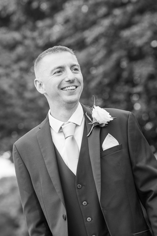 044_groom6_bw