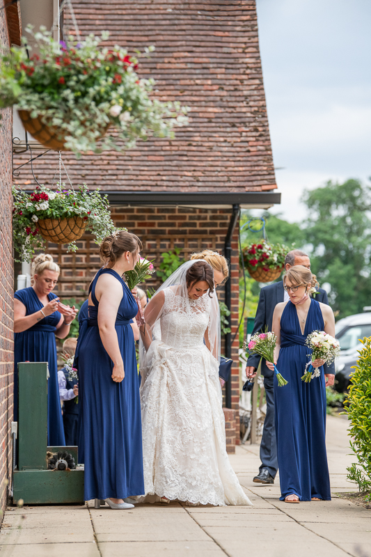 081_bride_arrives1