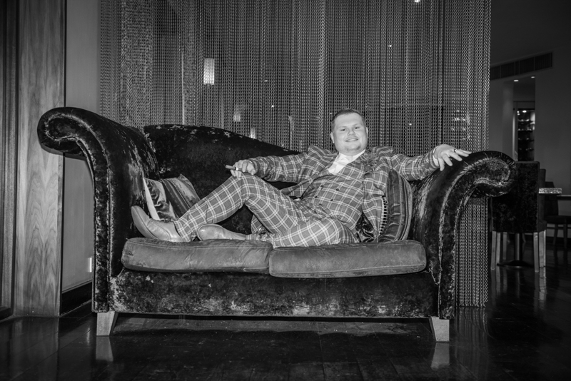 077_groom_sofa2_bw