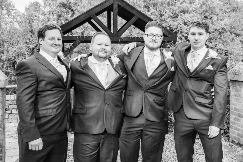 055_groomsmen2_bw